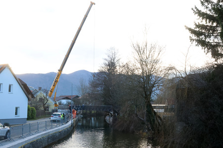 POSTAVITEV BRVI ČEZ CERKNIŠČICO 12 FOTO LJUBO VUKELIČ